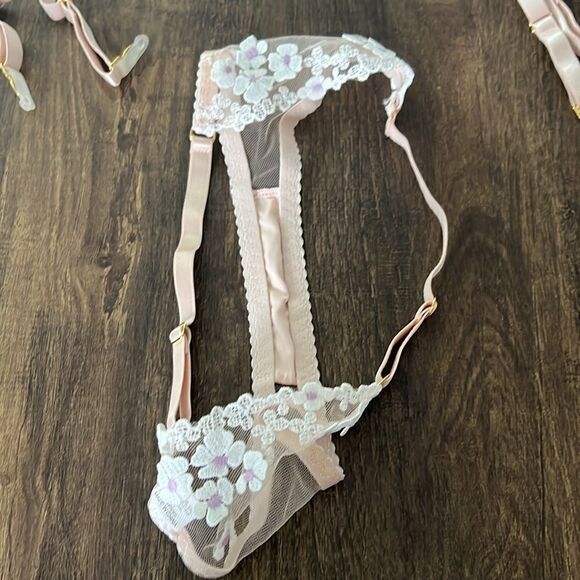 New Sexy Flower Embroidery Lace Three
Piece Lingerie Set - Picture 9 of 14